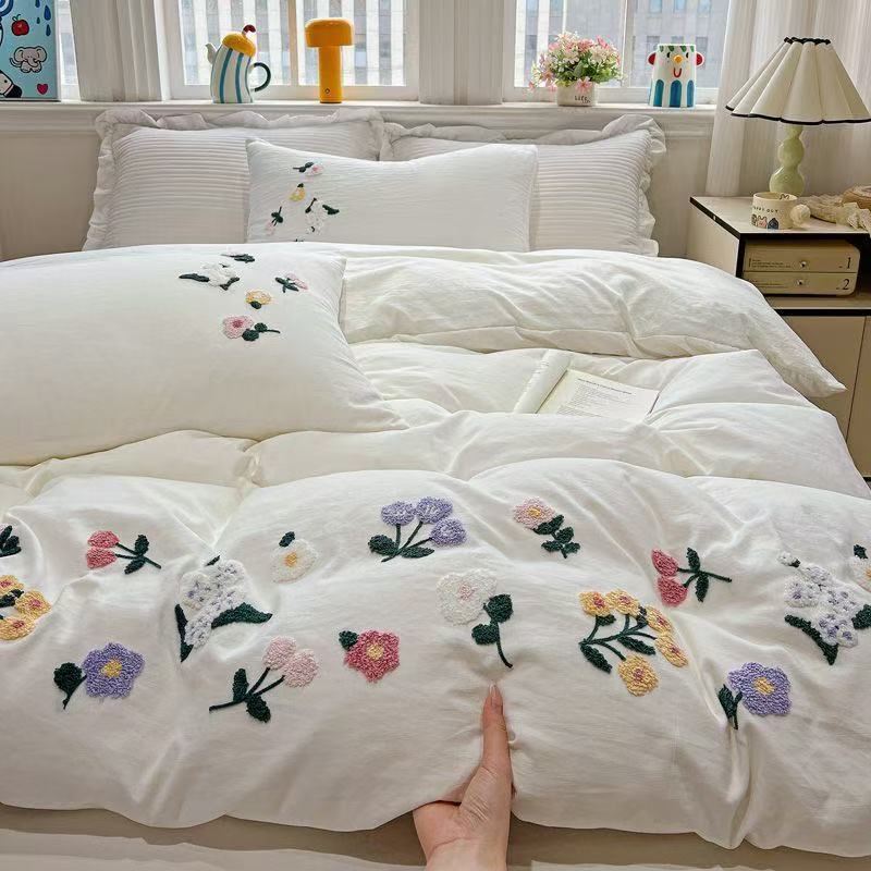 Aesthetic Floral Duvet Cover - 美しい花柄刺繍が施された、柔らかく快適な肌触りの掛け布団カバー。シングル、ダブル、クイーン、キングサイズのベッドに対応。
