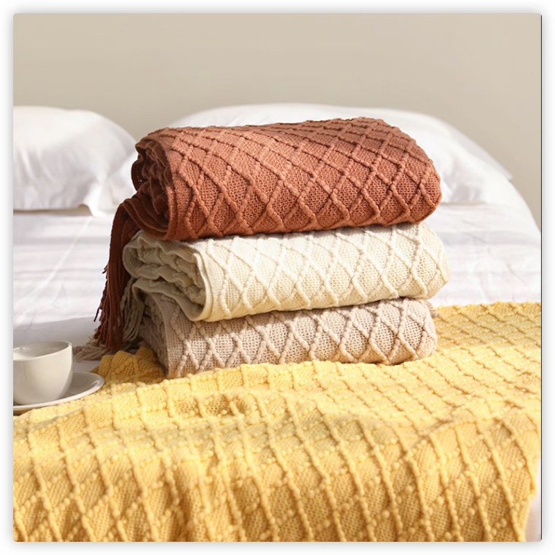 Boho Throw Blanket Fringe - テキスタイルシティ ダイヤモンドニット サッシュ付きブランケット。柔らかいボヘミアン風の編み模様が特徴で、ソファや部屋のインテリアに最適な、心地よいフリンジ付きのブランケット。